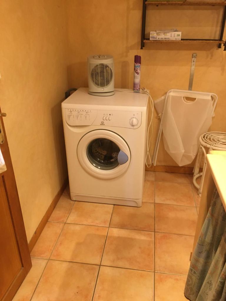 une laveuse et une sécheuse dans une petite pièce dans l'établissement Gîte avec piscine Mes Vacances en Provence à Beaumes de Venise, à Beaumes-de-Venise