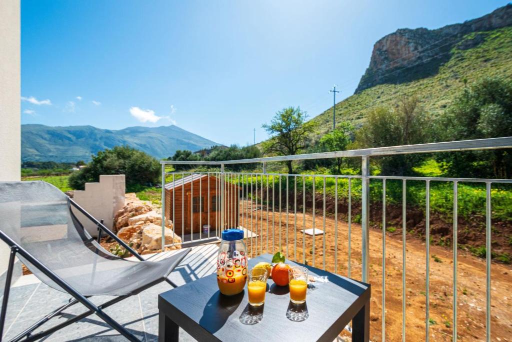 - une table avec des boissons sur le balcon dans l'établissement Villa Maguetta with private pool in Scopello, à Scopello