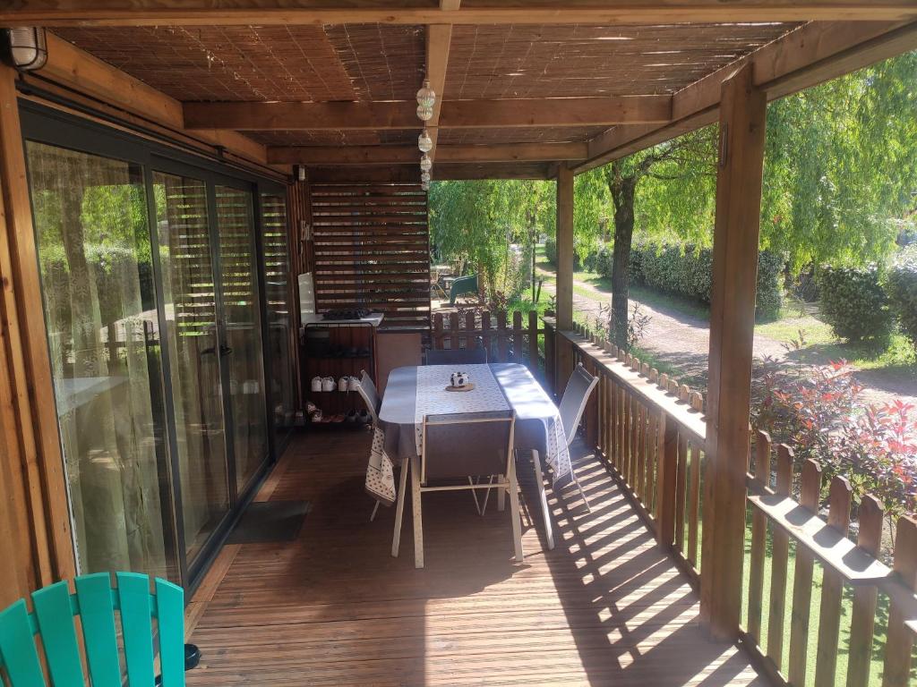 un patio avec une table et des chaises sur une terrasse dans l'établissement Location Saisonnière Onesse-Laharie, à Onesse-et-Laharie