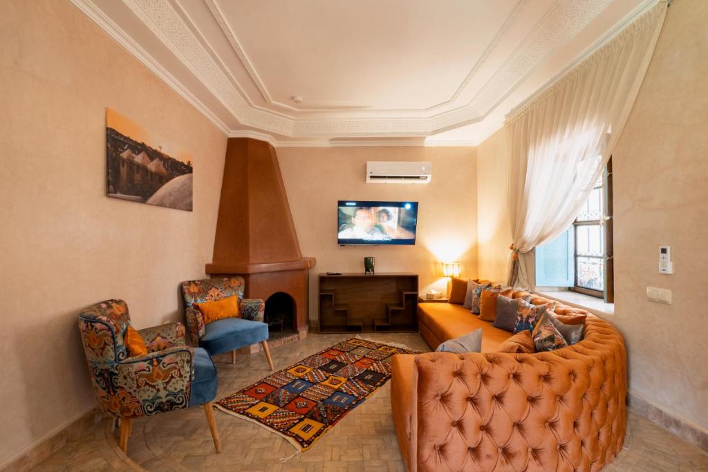 un salon avec un canapé et deux chaises dans l'établissement Le Palais Averroes - Adults Only, à Marrakech