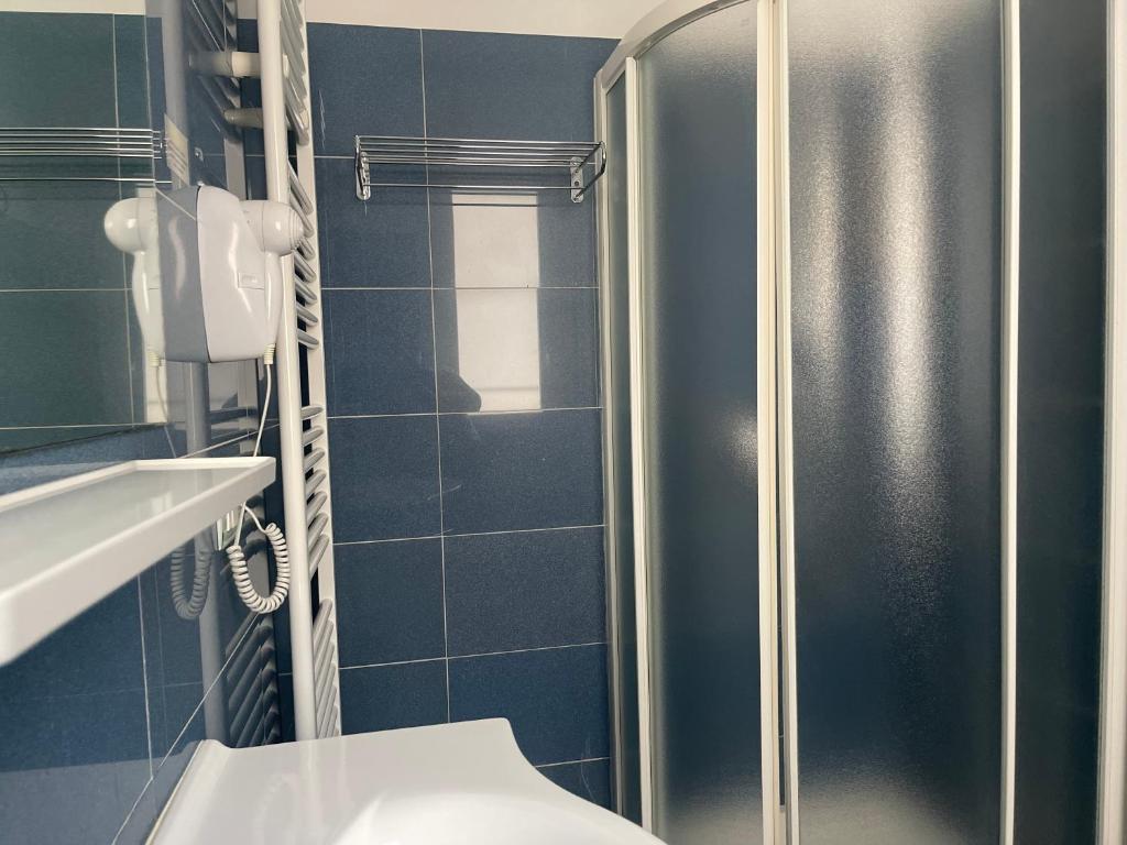 une salle de bain avec toilettes et douche en verre dans l'établissement CASA MAJOR Hotel & Appartamenti CERVIA, à Cervia