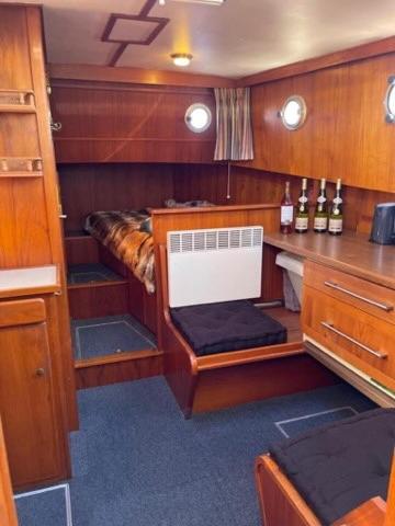 Photo de la galerie de l'établissement Séjour insolite- Bateau Hôtel- La Rochelle, à La Rochelle