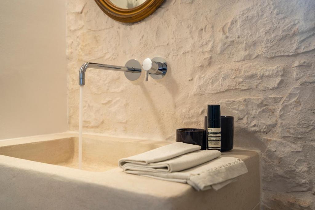 une salle de bain avec un lavabo et une baignoire dans l'établissement Trullo Saraceno, à Ostuni 48 autres photos