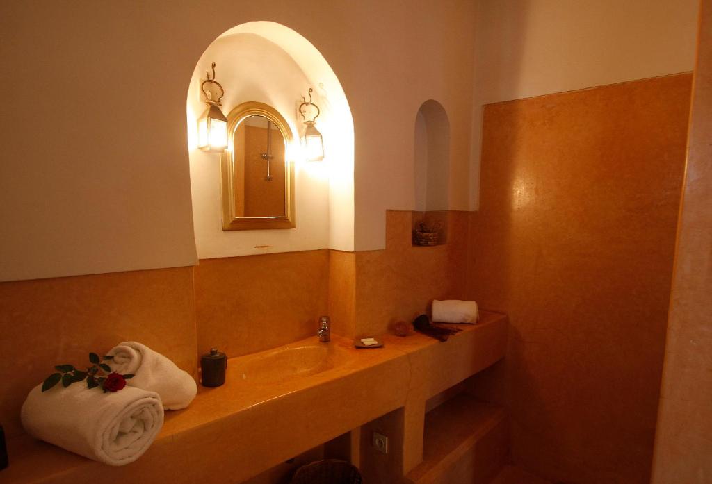 une salle de bain avec un lavabo et un miroir dans l'établissement Dar Touyir, à Marrakech