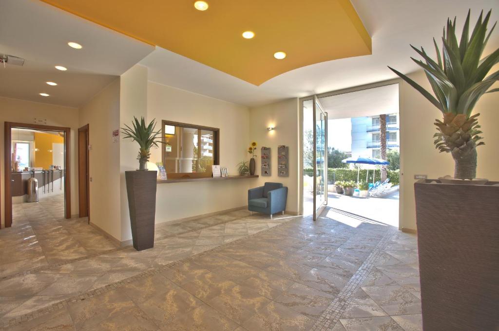 un hall d'entrée avec des plantes en pot dans un immeuble dans l'établissement Residence il Girasole 1, à Alba Adriatica 36 autres photos