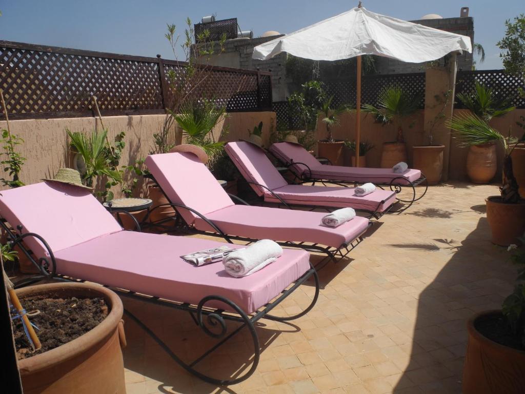 - une rangée de chaises longues roses sur la terrasse dans l'établissement Riad Linda, à Marrakech 37 autres photos
