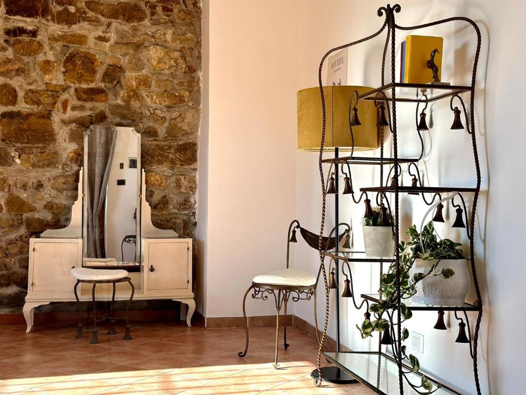 Cette chambre comprend une étagère avec des plantes et un miroir. dans l'établissement Casa Paloma Private Villa, à Cicerale 11 autres photos