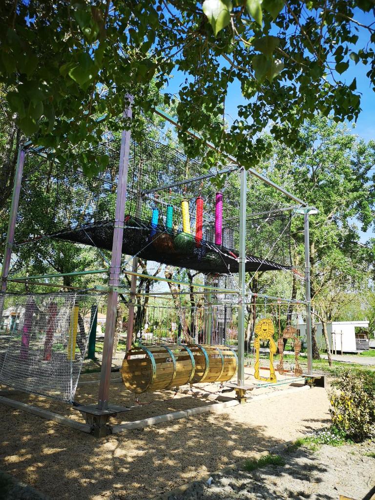 - une aire de jeux dans un parc avec une structure de jeu dans l'établissement Mobile Home La Tranche sur Mer 6 personnes, à Angles