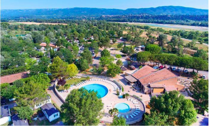 une vue aérienne d'un complexe avec piscine dans l'établissement Mobile Home 270, à La Roque-dʼAnthéron