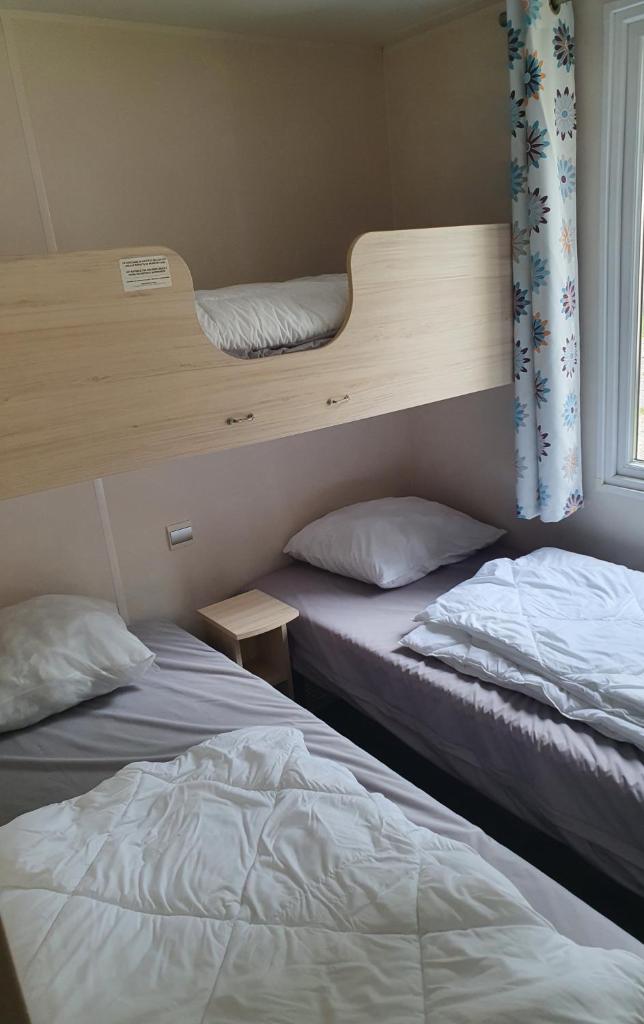Ce lit se trouve dans un dortoir doté de 2 lits superposés. dans l'établissement Escale Douceur à Camiers, à Camiers 22 autres photos