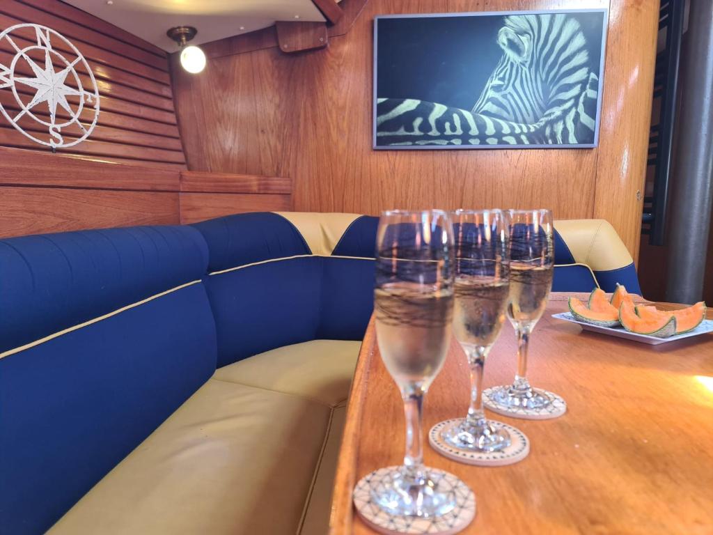 Photo de la galerie de l'établissement Coriandre 2 - Dormir sur un grand voilier 9 personnes By Nuits au Port, à La Rochelle
