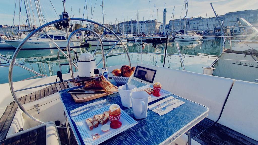 Photo de la galerie de l'établissement Coriandre 2 - Dormir sur un grand voilier 9 personnes By Nuits au Port, à La Rochelle 15 autres photos