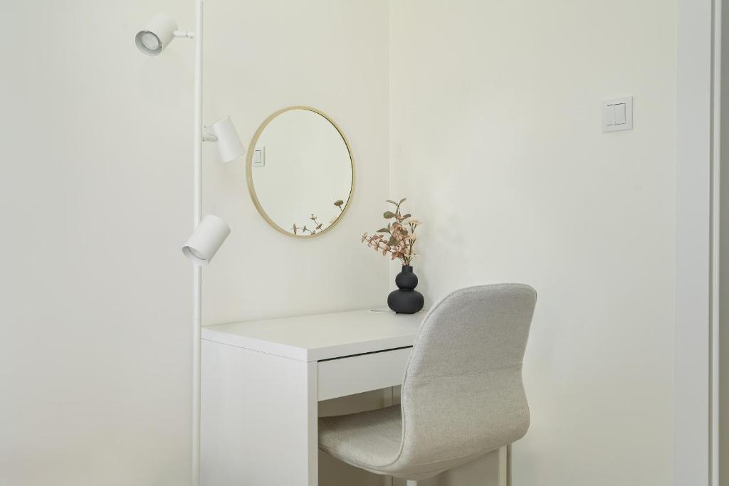 Family Apartment in Poznań with 2 Parking Spaces, 3 Bedrooms and Balcony by Noclegi Renters 3