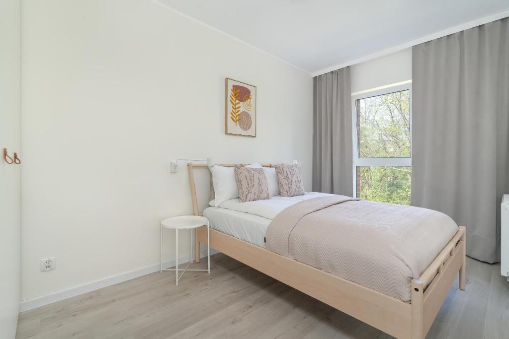 Family Apartment in Poznań with 2 Parking Spaces, 3 Bedrooms and Balcony by Noclegi Renters 2