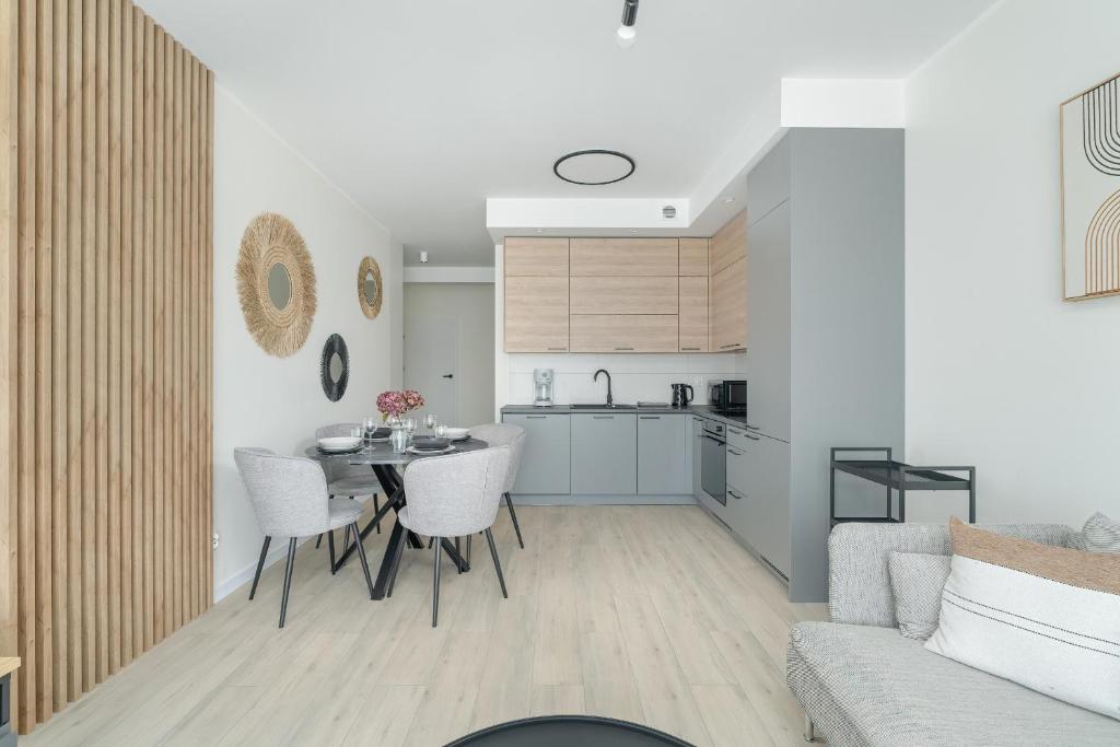 Family Apartment in Poznań with 2 Parking Spaces, 3 Bedrooms and Balcony by Noclegi Renters 4