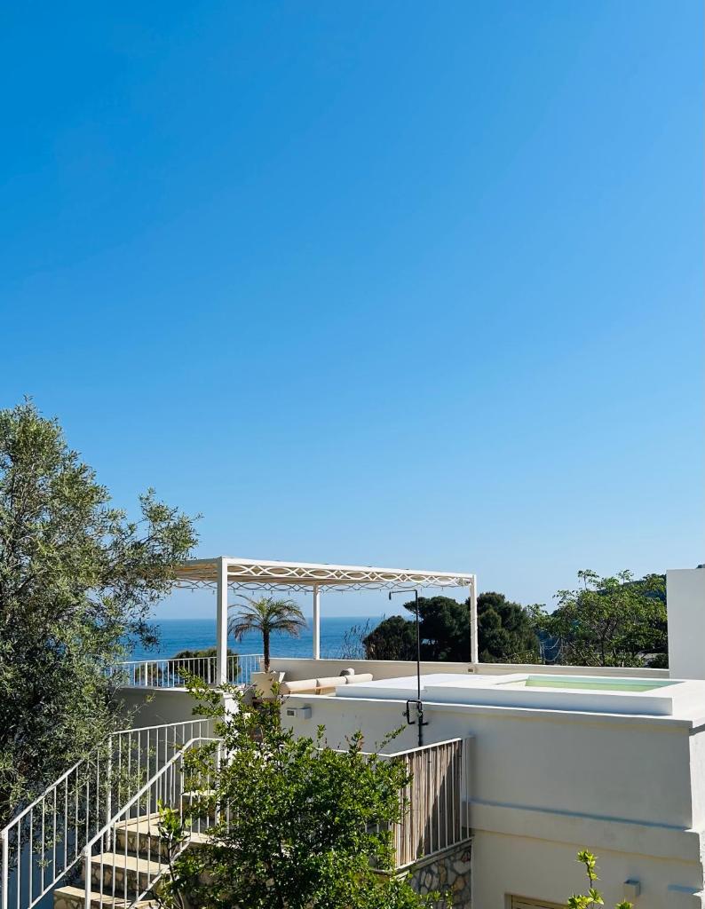 une vue sur l'océan depuis le balcon d'un immeuble dans l'établissement Cottage Vittoria - Marina di Novaglie, à Gagliano del Capo