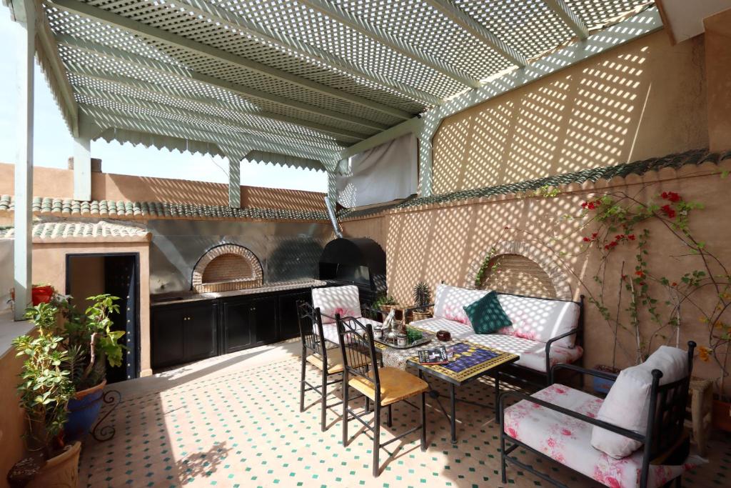 Il dispose d'une cuisine avec une table et des chaises. dans l'établissement Riad Dwiriyat My Teib, à Marrakech