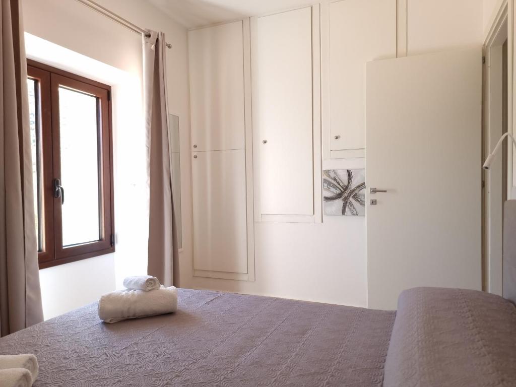 une chambre avec un lit avec une serviette dessus dans l'établissement Villetta Roxy, à Tanaunella