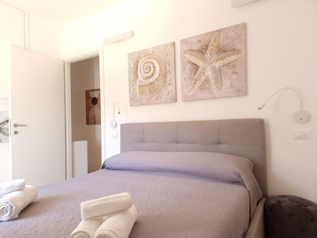 une chambre avec un lit avec deux serviettes dessus dans l'établissement Villetta Roxy, à Tanaunella 19 autres photos