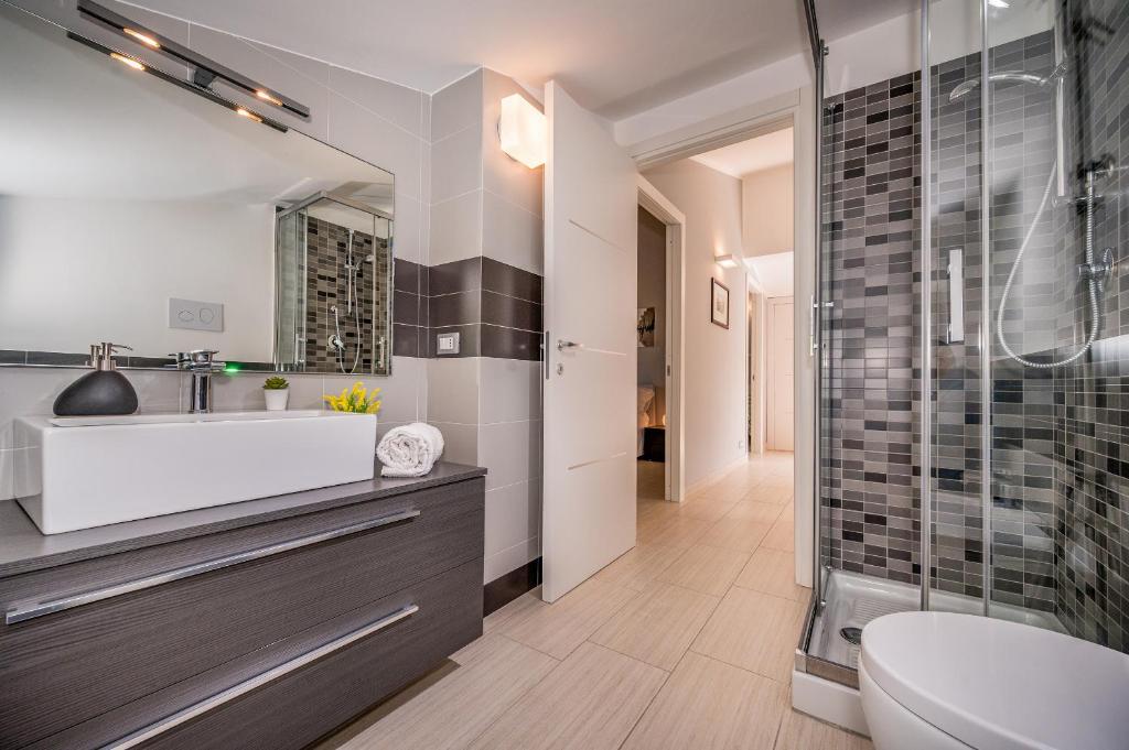une salle de bain avec un lavabo et une douche en verre dans l'établissement Villa Jacqueline con piscina privata 8 posti letto, à Scopello