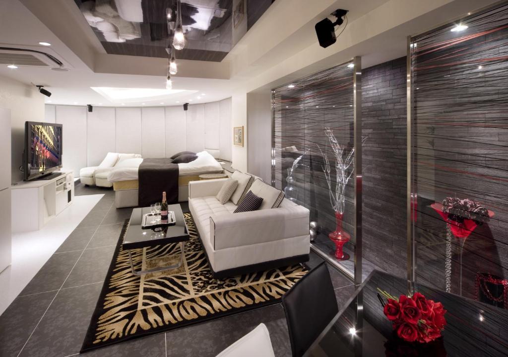 - un salon avec un canapé blanc et un tapis zébré dans l'établissement HOTEL & SPA ISLAND (Adult Only), à Toyota