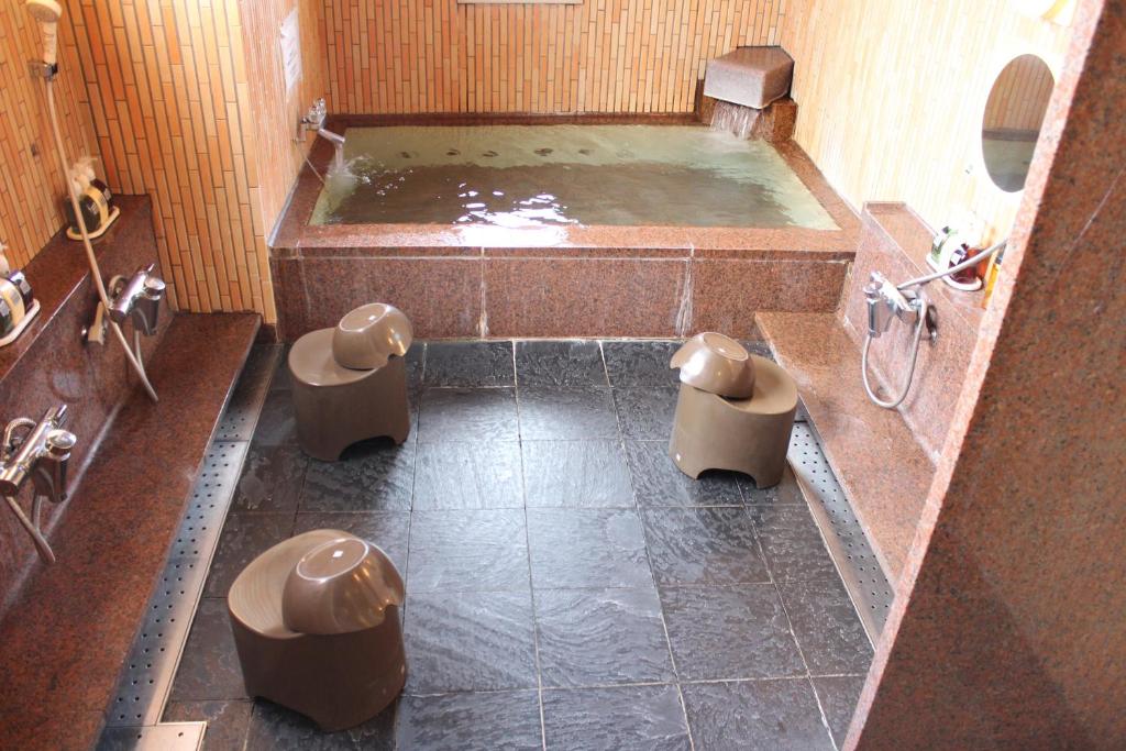 La salle de bains est pourvue d'une baignoire jacuzzi et de 2 toilettes. dans l'établissement Hotel Shiosai, à Fujisawa 37 autres photos