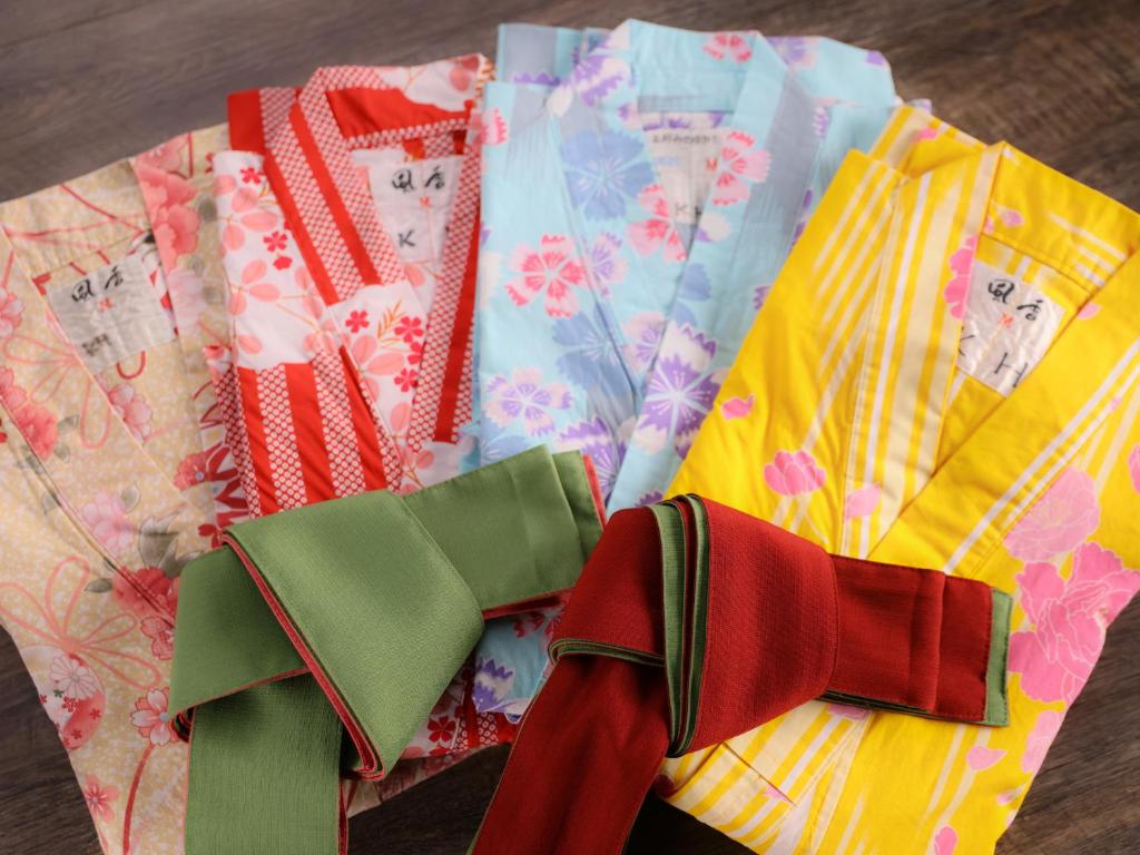 un groupe de cravates posées sur une table dans l'établissement Kamikochi Hotel, à Matsumoto