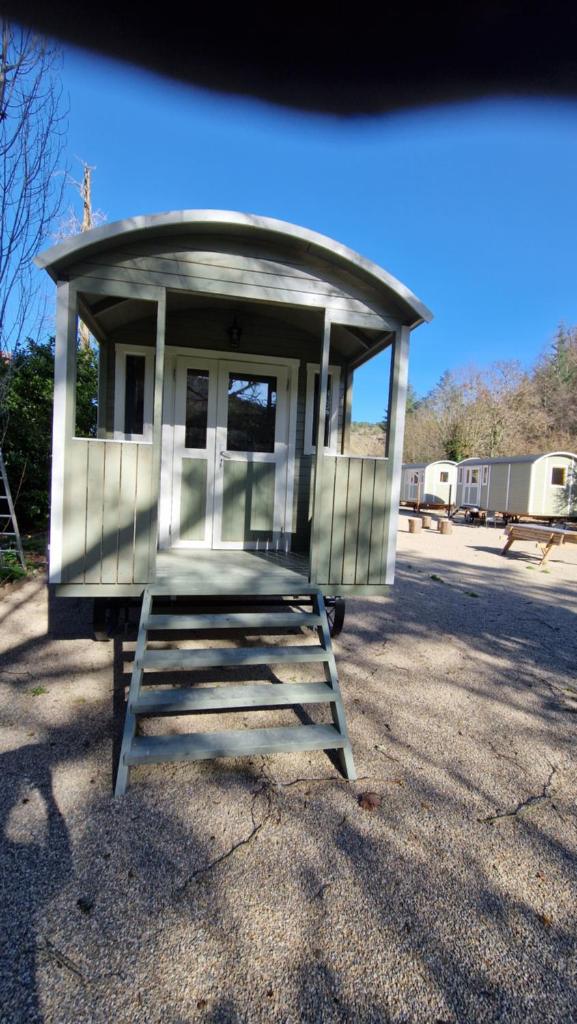 une chaise assise au milieu d'un parking dans l'établissement De pipowagens van het Château, à Viviez