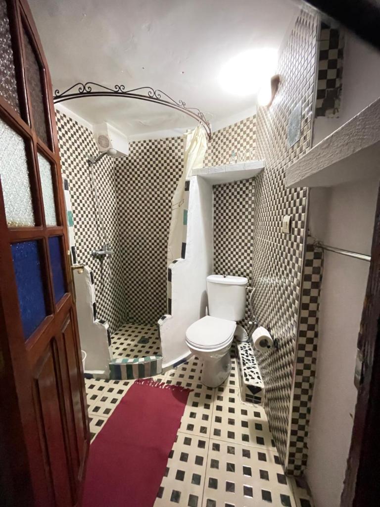 une salle de bain avec toilettes et douche dans l'établissement Dar Sababa, à Chefchaouen