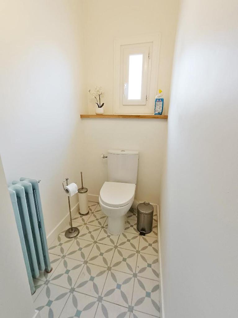 une salle de bain avec toilettes et fenêtre dans l'établissement Alphonse 52, grand T4, terrasse, wifi, 6 personnes, à Luchon 14 autres photos