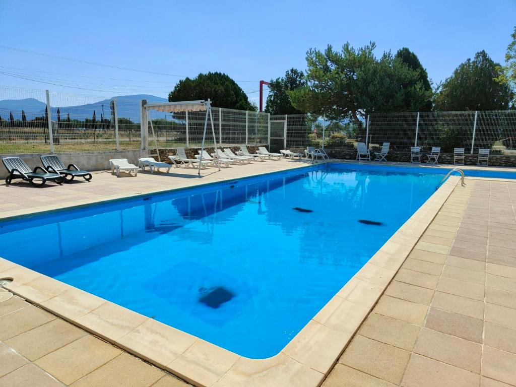 une grande piscine avec de l'eau bleue dans l'établissement GORGES DU VERDON CAMPING 3 etoiles PROCHE DU LAC DE STE CROIX NBRES ACTIVITES NAUTIQUES RANDONNEES ENTOURE DE CHAMPS DE LAVANDES 4 PERS, à Sainte-Croix-de-Verdon