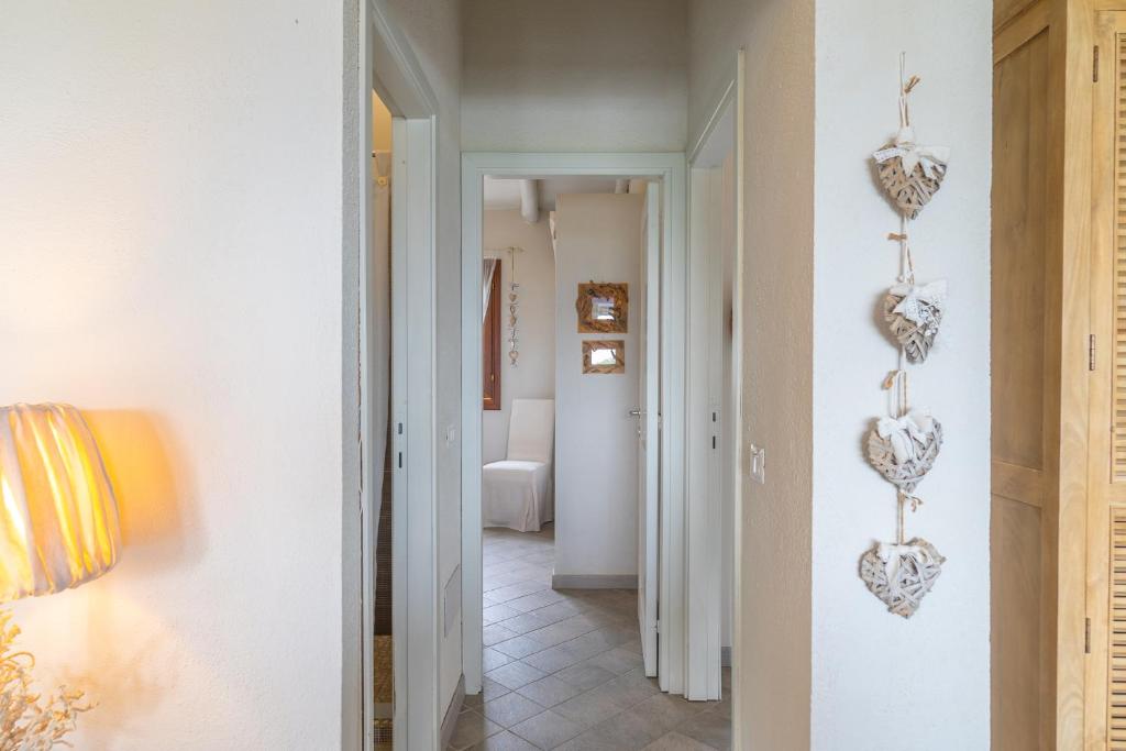 un couloir avec des cœurs accrochés au mur dans l'établissement Sa Muda by DomusAway, à Porto San Paolo 24 autres photos
