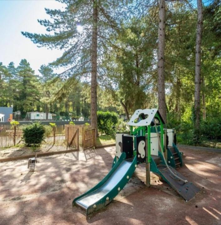 une aire de jeux avec un toboggan dans un parc dans l'établissement Escale Douceur à Camiers, à Camiers
