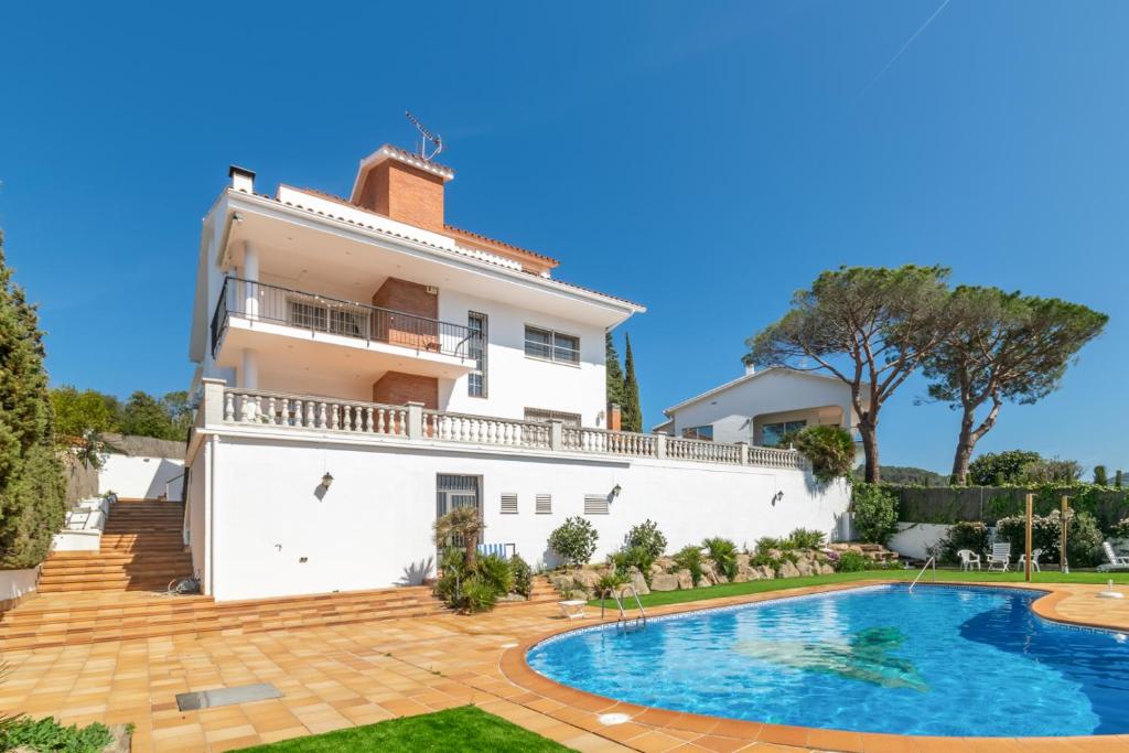Large 4-Bed Villa 10 guests, mountain and beach, at 30' from Barcelona & 10' from F1 Circuit 8