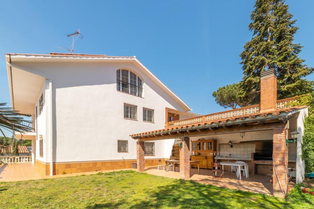 Large 4-Bed Villa 10 guests, mountain and beach, at 30' from Barcelona & 10' from F1 Circuit 5