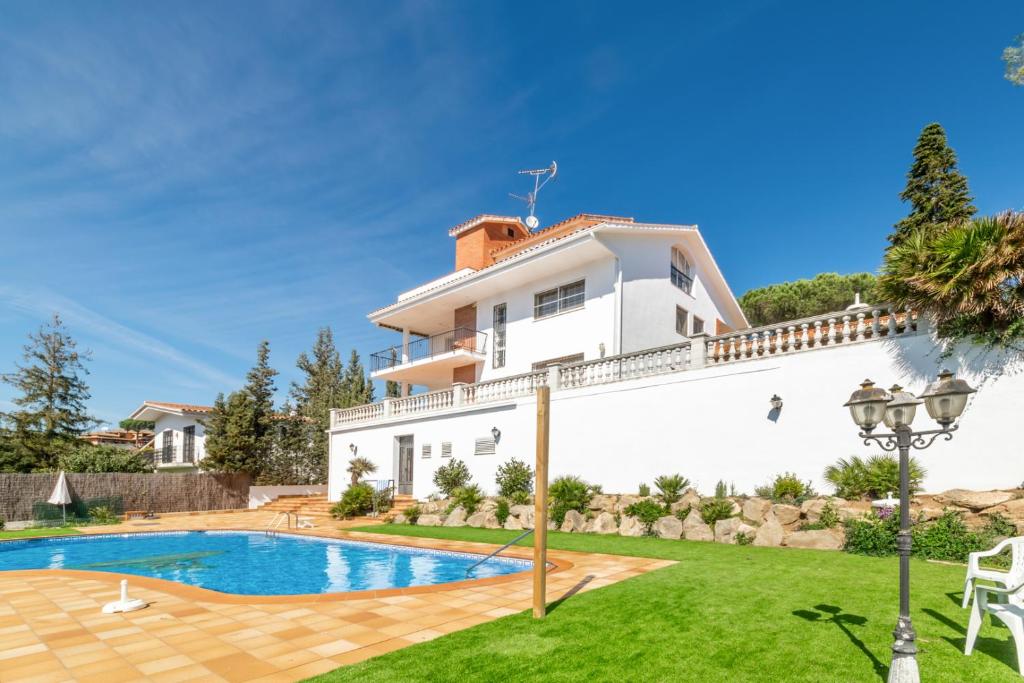 Large 4-Bed Villa 10 guests, mountain and beach, at 30' from Barcelona & 10' from F1 Circuit 3