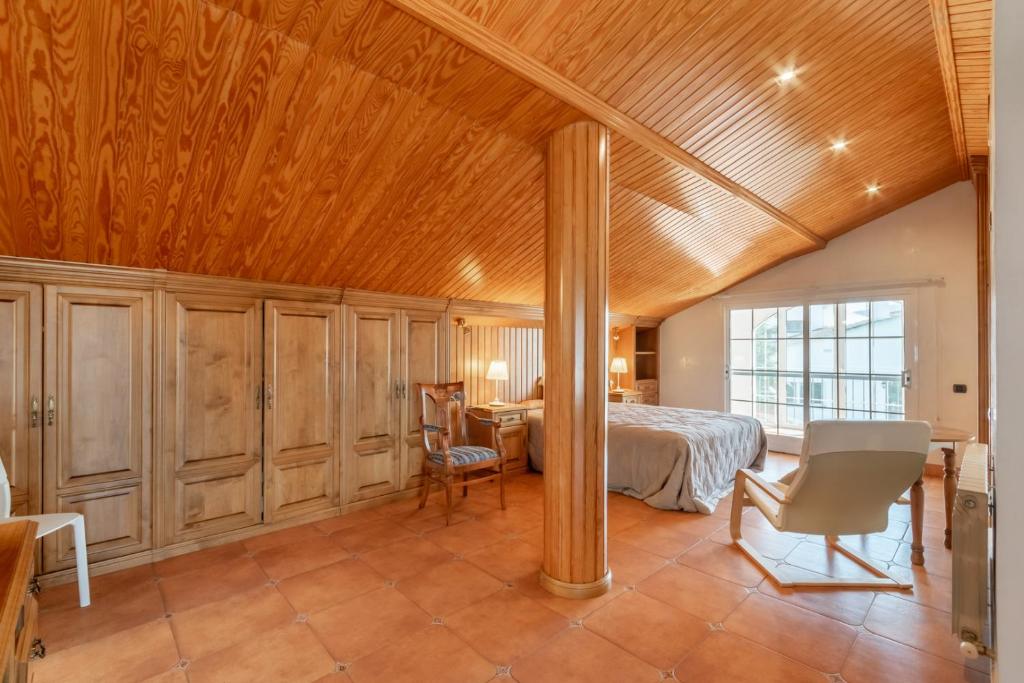 Large 4-Bed Villa 10 guests, mountain and beach, at 30' from Barcelona & 10' from F1 Circuit 2