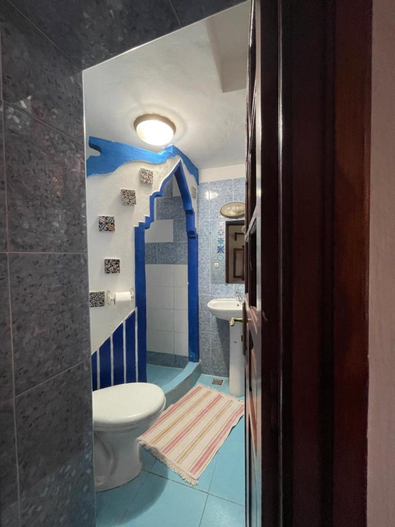 une salle de bain avec toilettes et lavabo dans l'établissement Dar Sababa, à Chefchaouen