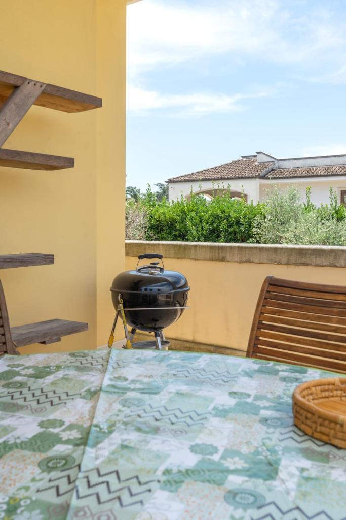 un gril posé sur une table sur une terrasse dans l'établissement Relais il Melograno, à Arnesano