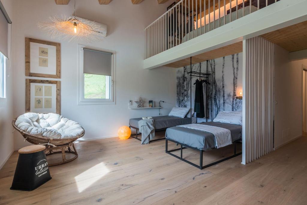 - une chambre avec 2 lits et une mezzanine dans l'établissement Villa Gea, à Fermignano