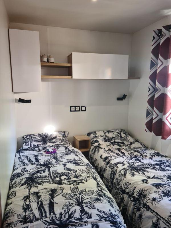 une chambre avec deux lits dans une pièce dans l'établissement Mobil-home, à Lège-Cap-Ferret