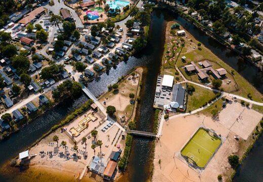 une vue aérienne d'un parking au bord de l'eau dans l'établissement Mobil-home, à Lège-Cap-Ferret
