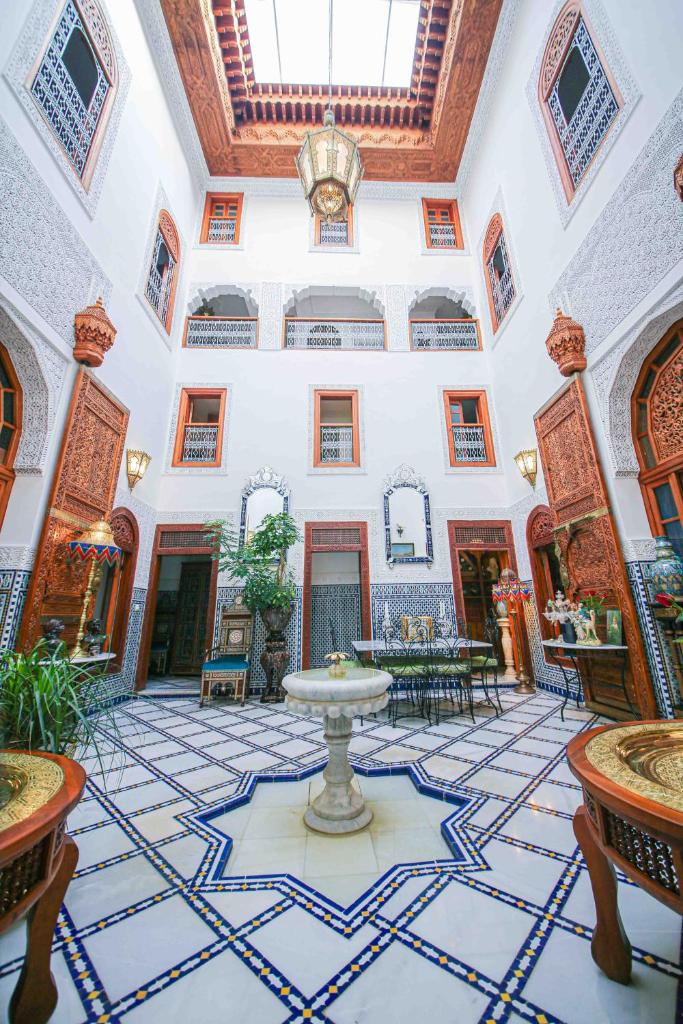 une grande chambre avec une fontaine au milieu dans l'établissement Dar Dalila Fes, à Fès
