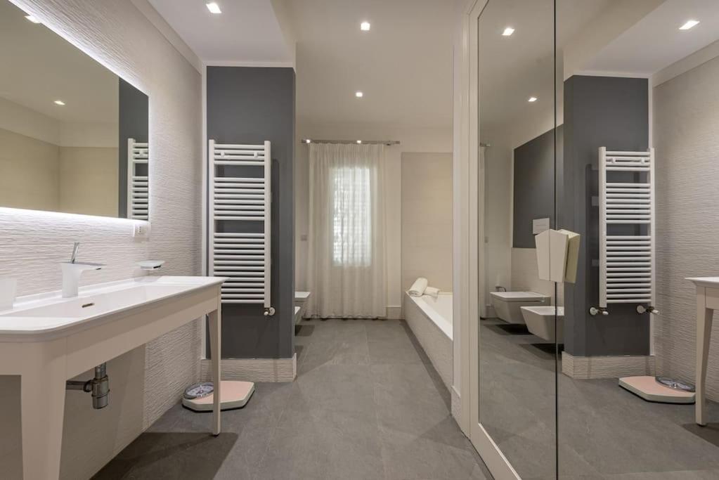 La salle de bains est pourvue d'un lavabo, de 2 toilettes et d'une douche. dans l'établissement Villa Solià, à Campofelice di Roccella 39 autres photos