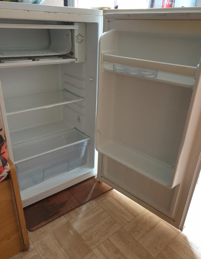 un réfrigérateur vide avec sa porte ouverte dans une cuisine dans l'établissement Mobil home chez un particulier pour 1 à 4 personnes à 800 m de la plage de Valras pas dans un camping, à Sérignan