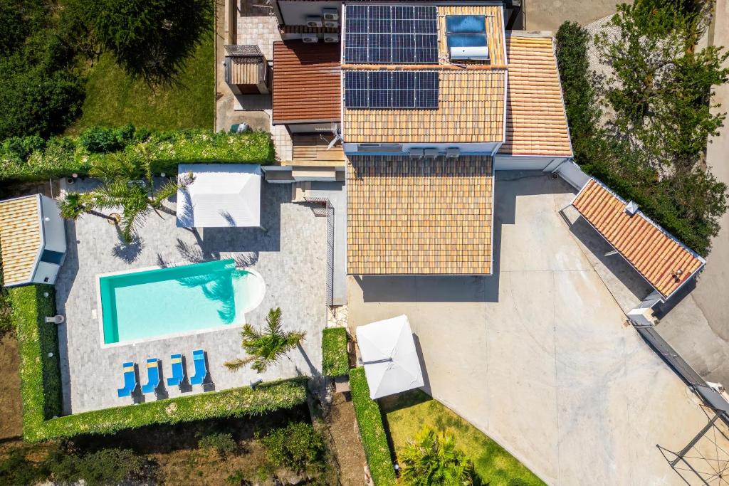 une vue aérienne d'une maison avec piscine dans l'établissement Villa DellUlivo, à Alcamo