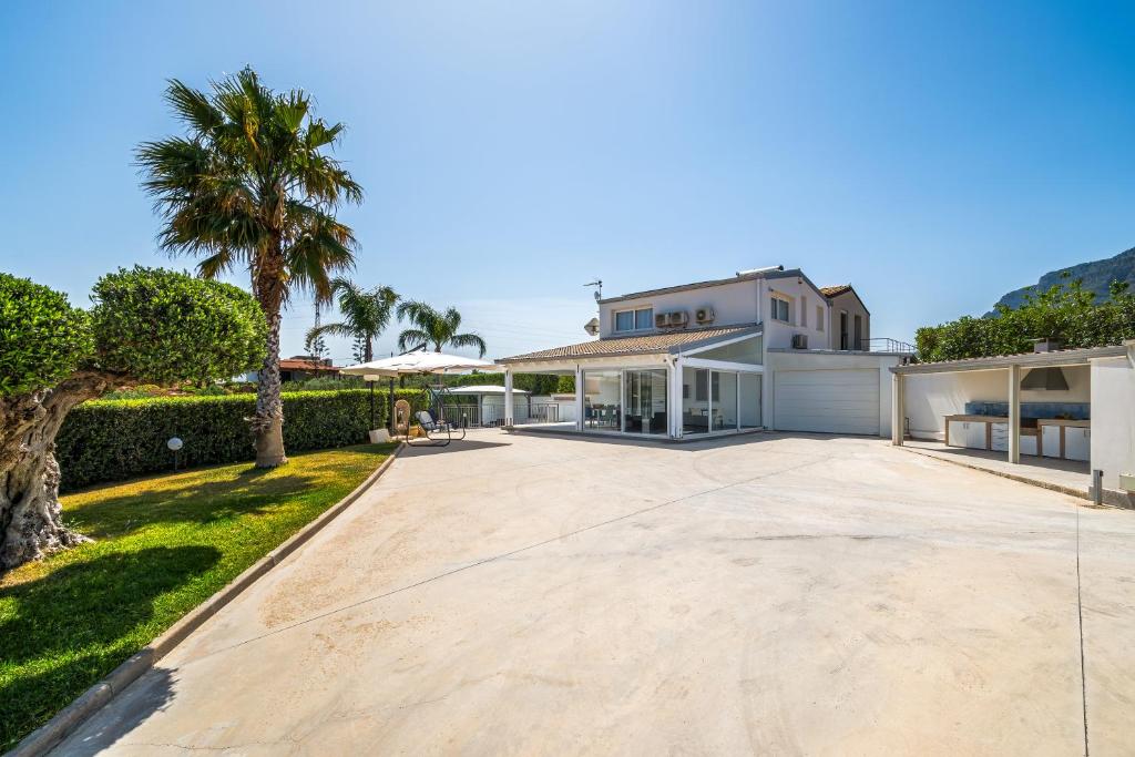 une grande allée en face d'une maison dans l'établissement Villa DellUlivo, à Alcamo