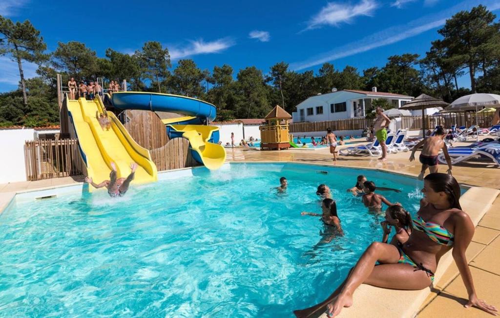 - un groupe de personnes dans une piscine d'un parc aquatique dans l'établissement Mobil home 4/6 personnes Camping les dunes - les Conches, à Longeville-sur-Mer