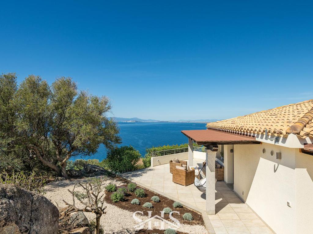 une maison avec vue sur l'océan dans l'établissement Villa Emilia, à Terra Mala