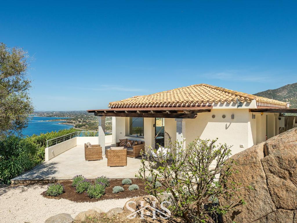 une maison sur une colline avec vue sur l'océan dans l'établissement Villa Emilia, à Terra Mala
